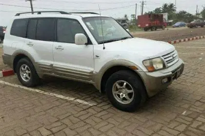 Mitsubishi Montero 4*4 tres robuste et confortable voit